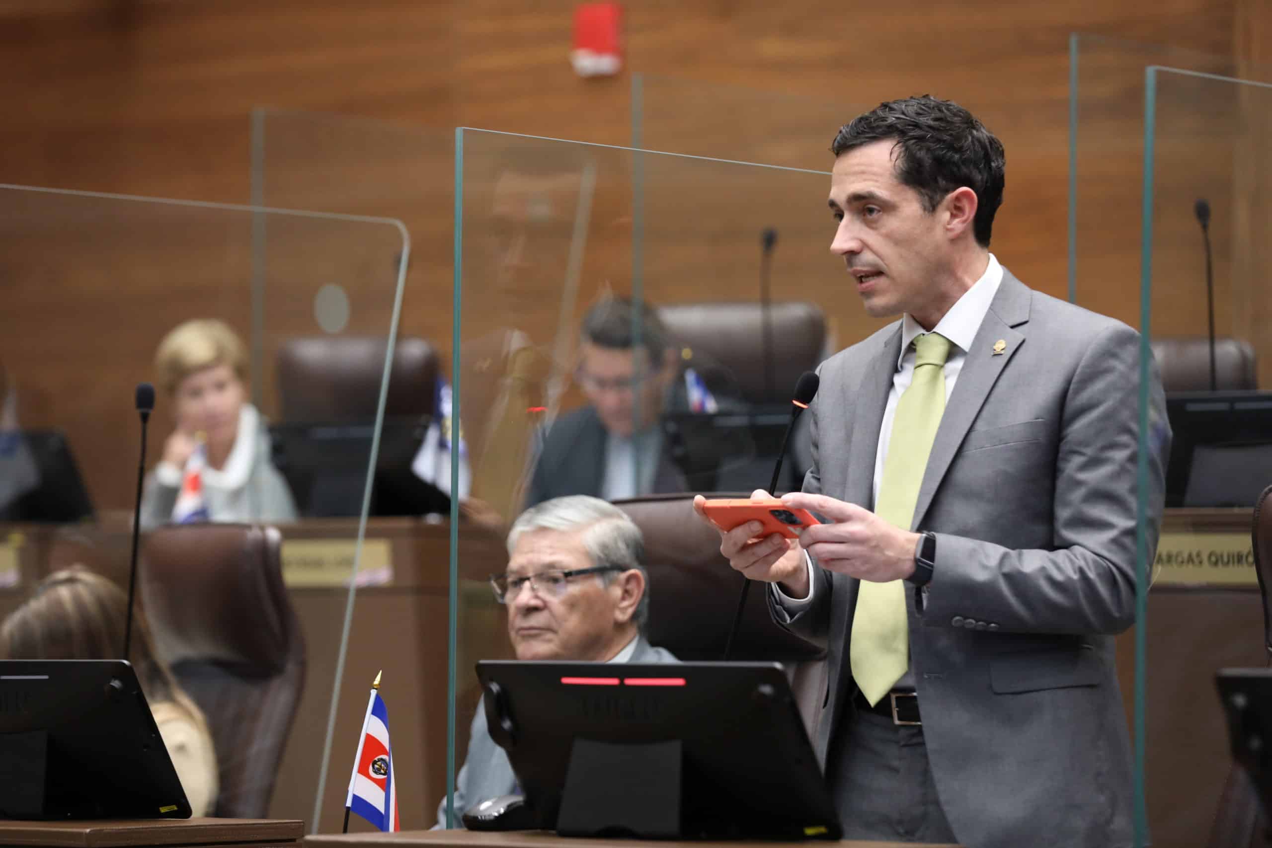 Manuel Morales presenta su candidatura para la oficina presidencial de la Asamblea Legislativa