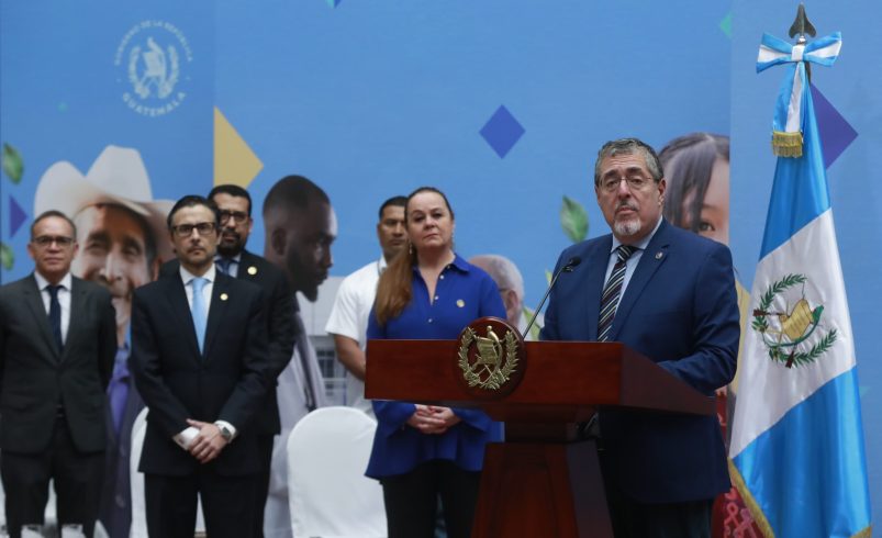 El presidente de Guatemala apoya a los maestros a pesar de los obstáculos en las negociaciones sindicales.