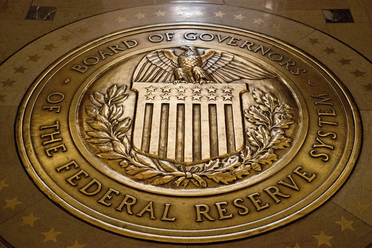 Trump afirma que no despedirá al presidente de la Fed, pero es urgente bajar la tasa de interés.