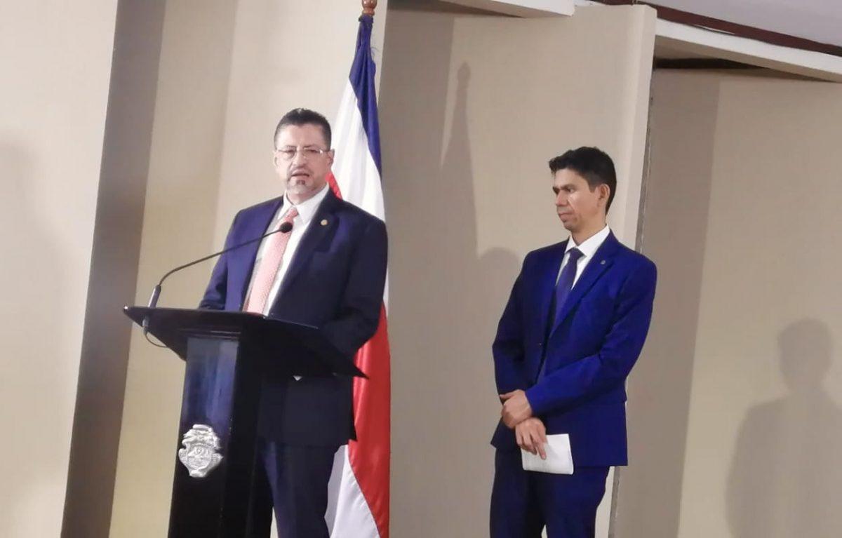 «Que se quedó en Canadá, frío», responde Chaves a Luis Amador, quien le preguntó

 – Reporte Tico