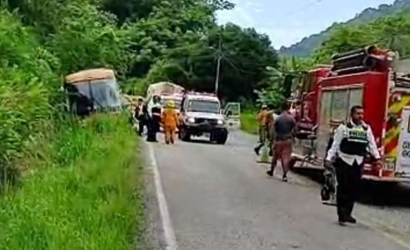 Autobús con más de 20 pasajeros a bordo de camión