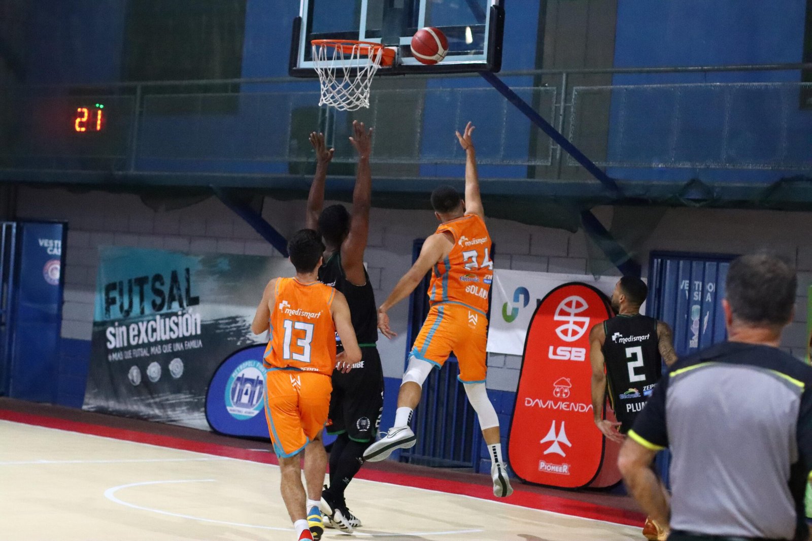 Las estrellas de baloncesto están alineadas en el gimnasio nacional