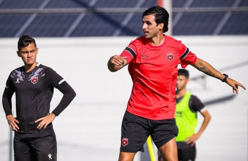 ¿Por qué Bryan Ruiz renunció a la alajuelse?

 – Reporte Tico