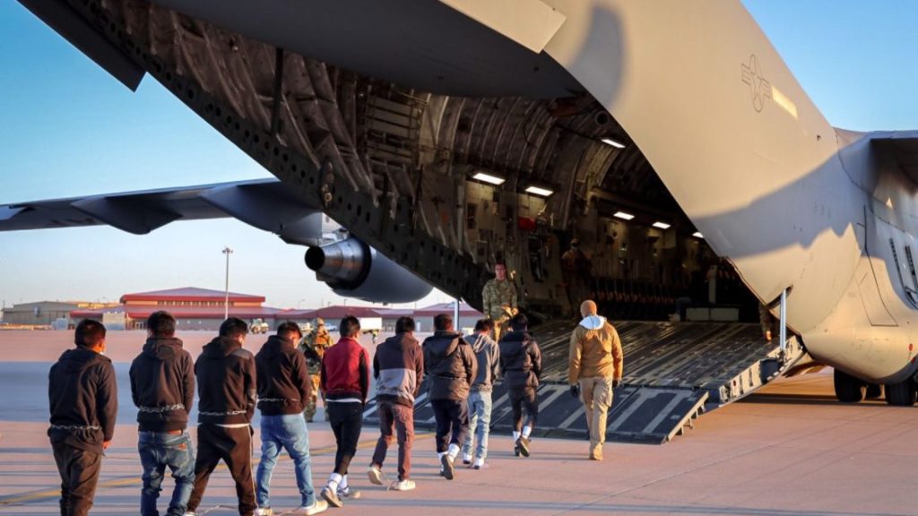 Estados Unidos otorgará $1,000 a migrantes autorizados