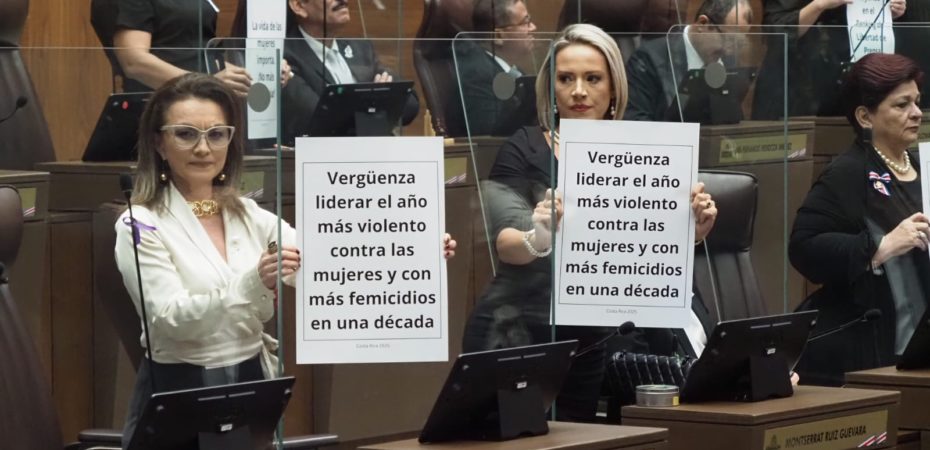 La oposición exhibe carteles de protesta durante el discurso de Rodrigo Chaves