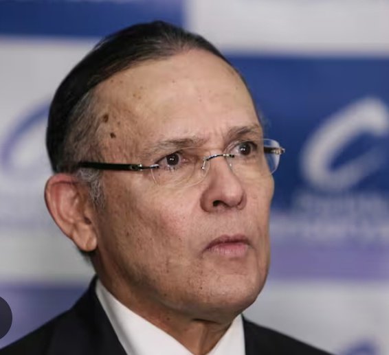 El presidente de Colombia respalda la orden de arresto contra el ex presidente del Congreso.