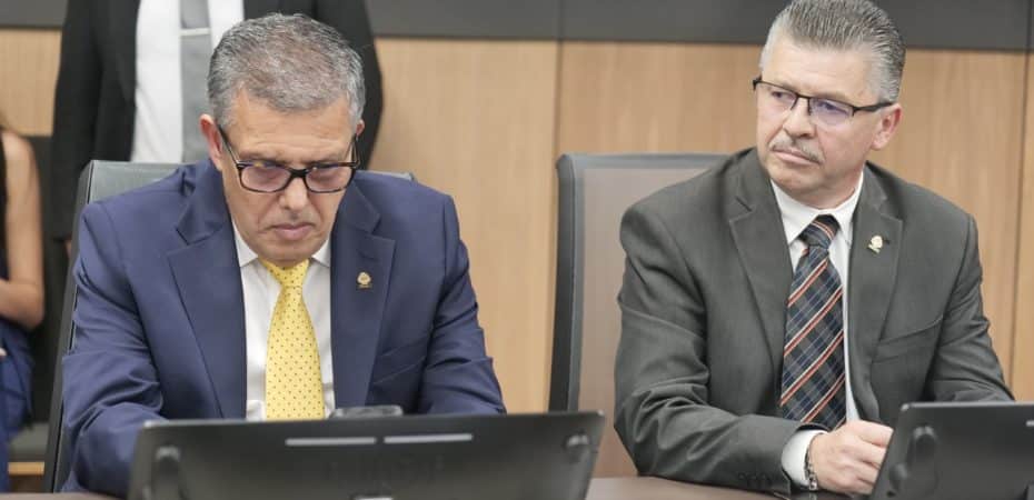Las alternativas aceptan textos que permiten a los empleados elegir definir si la empresa puede alojar de 4 a 3 días o no

 – Reporte Tico