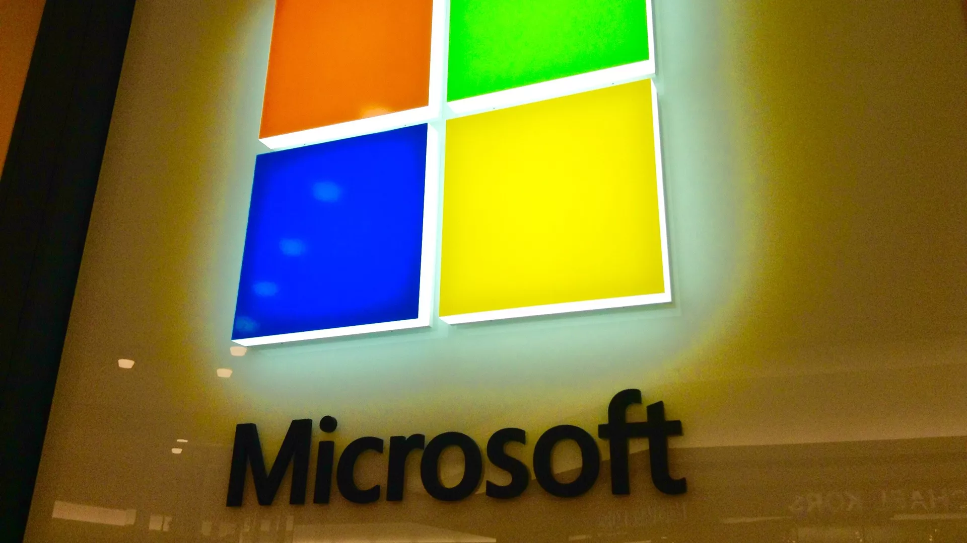 Microsoft reducirá aproximadamente el 3% de su plantilla a nivel mundial, afectando a cerca de 6,800 empleados.