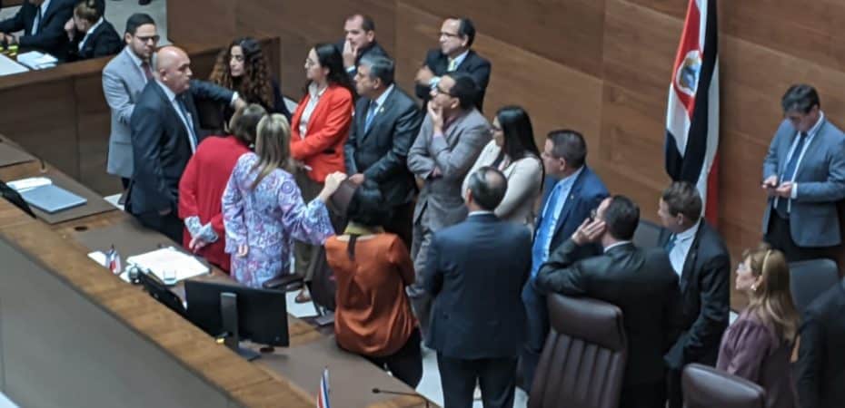 El gobierno presenta casi 90 proyectos de ley en el primer llamado a reuniones inusuales.