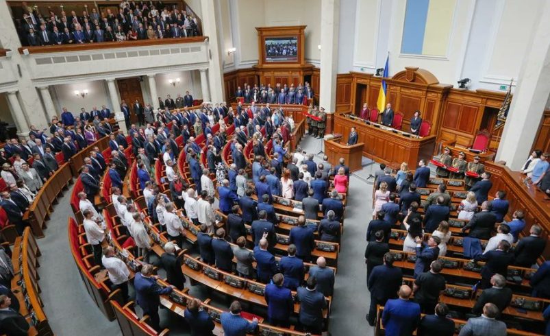 El parlamento de Ucrania aprueba un acuerdo sobre recursos naturales con Estados Unidos.