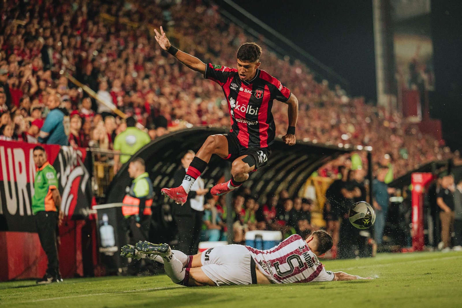 Alajuelense abrirá la puerta de salida a uno de tus jugadores

 – Reporte Tico