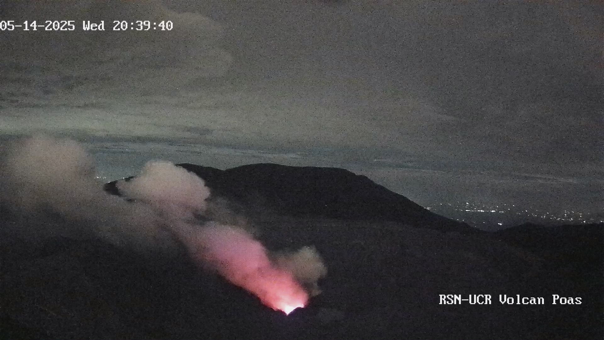 El volcán Poás emite incandescencia por las elevadas temperaturas