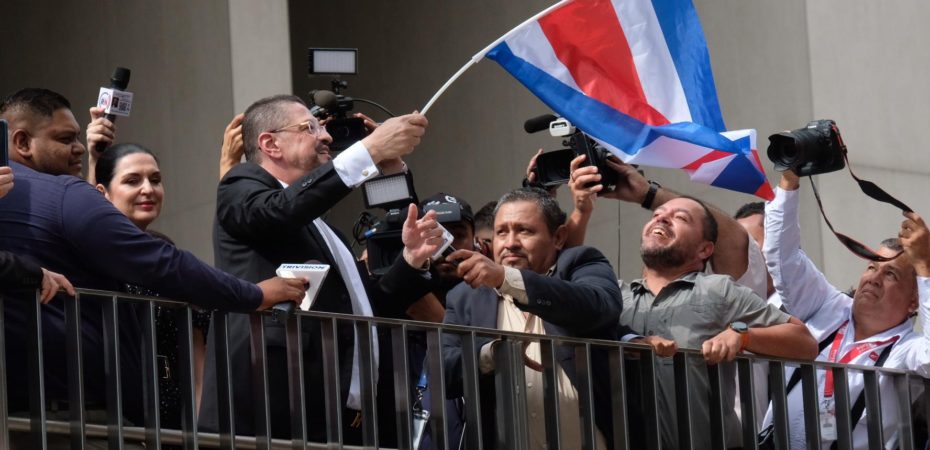 Rodrigo Chaves presenta un discurso en una sesión legislativa