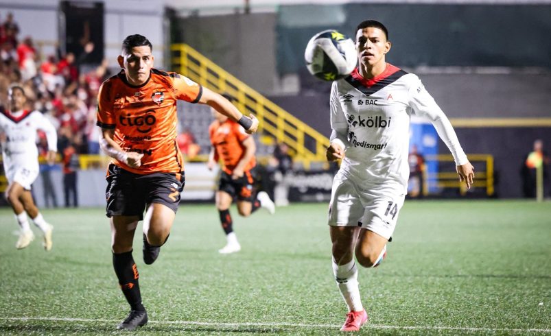 Puntarenas: el árbitro no sancionó una acción vital en el juego