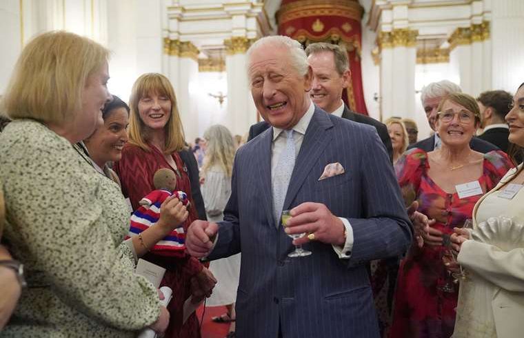 El rey Carlos III dice que cada diagnóstico de cáncer es «desalentador, a veces aterrador»
