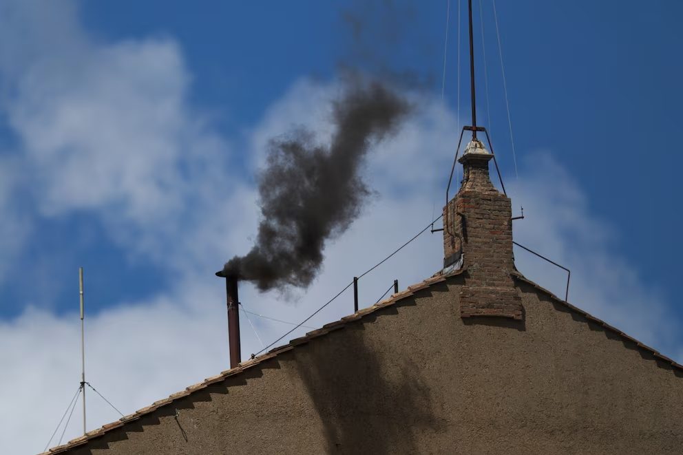 2025 Cónclave: Fumar Negro en Dos Nuevos Votos