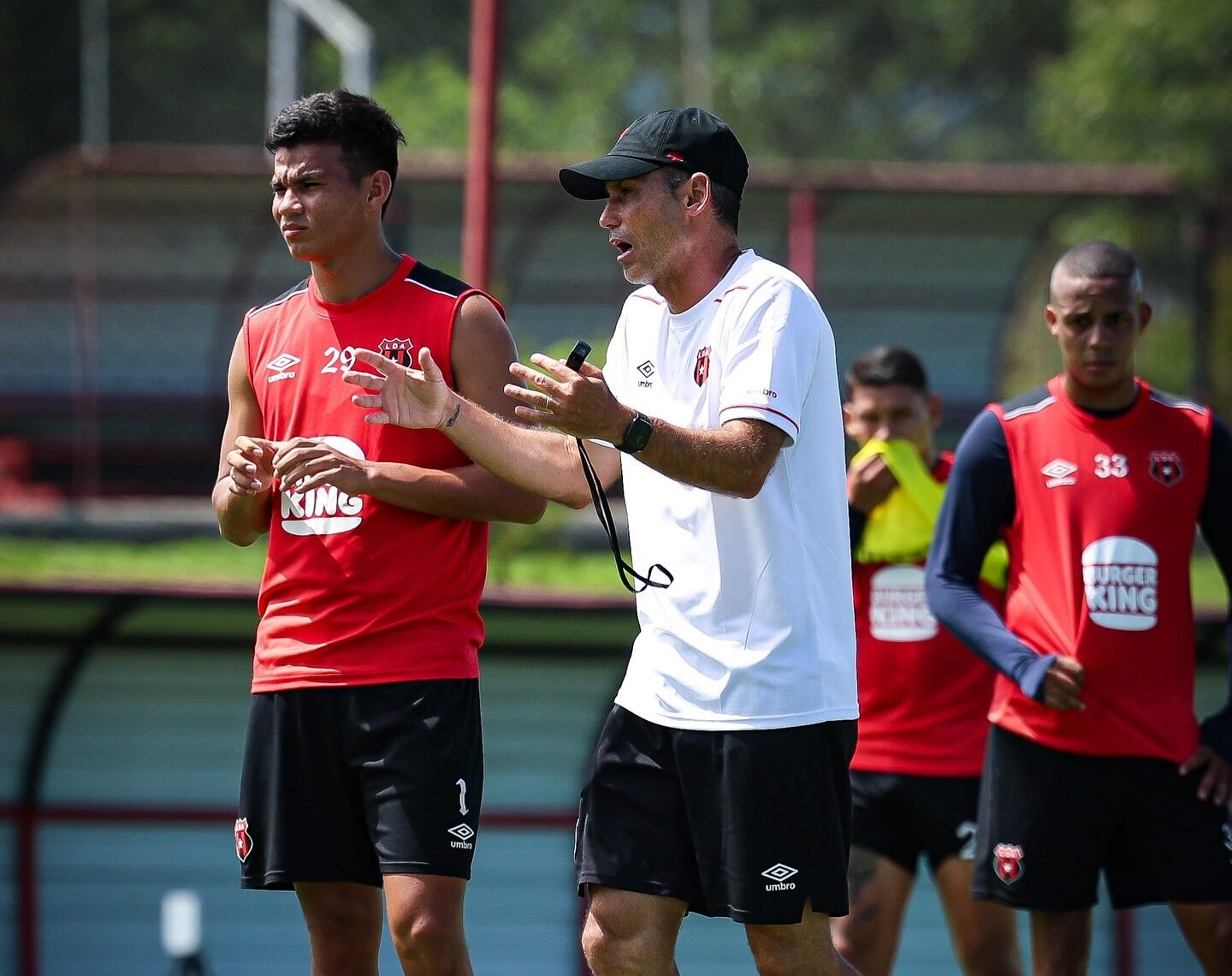 Jugador de alajuelse hace un seguimiento para su nuevo equipo

 – Reporte Tico