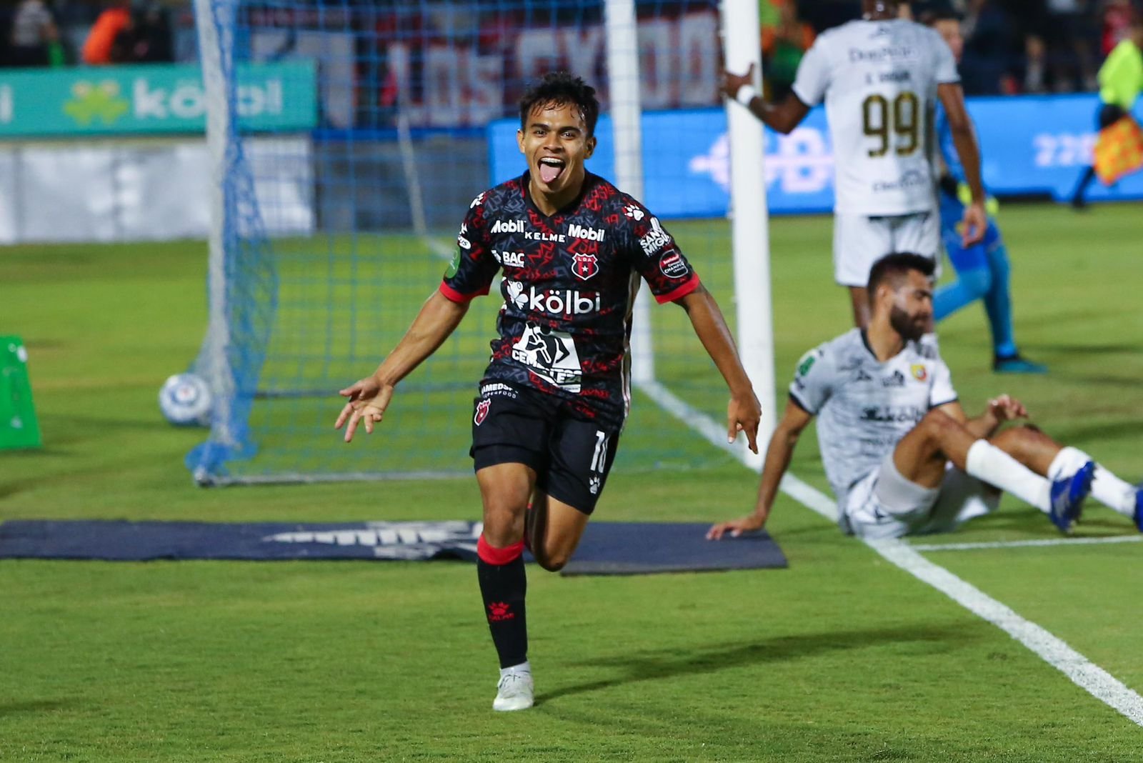 Saprissa «se comió los mucos» contra la alajuelse

 – Reporte Tico