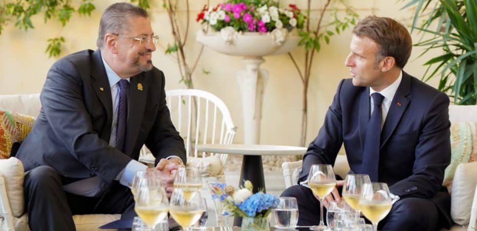 Macron entretenido Chaves- Observer CR

 – Reporte Tico