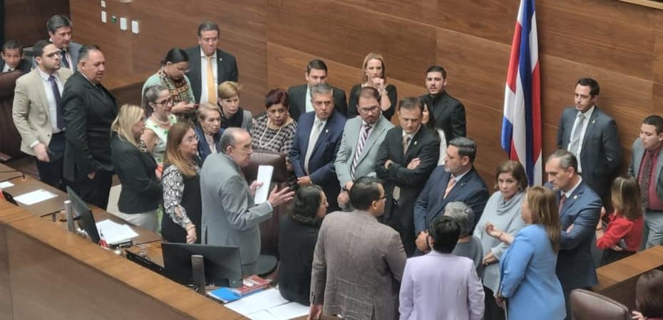 Los suplentes acuerdan acelerar los proyectos para condenar las deudas de Local Paraíso y Cartago con AYA

 – Reporte Tico