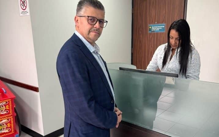 El diputado Gilbert Jiménez propone nuevas mejoras constitucionales en la extradición, pero no puede presentarlo hasta que las reuniones inusuales terminen

 – Reporte Tico