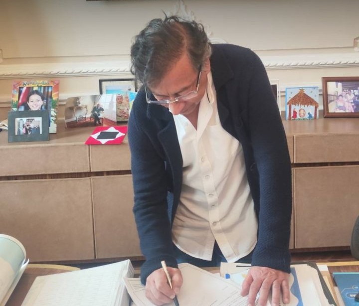 Presidente de la regulación de la firma de Columbia para convocar el asesoramiento popular para la reforma laboral

 – Reporte Tico