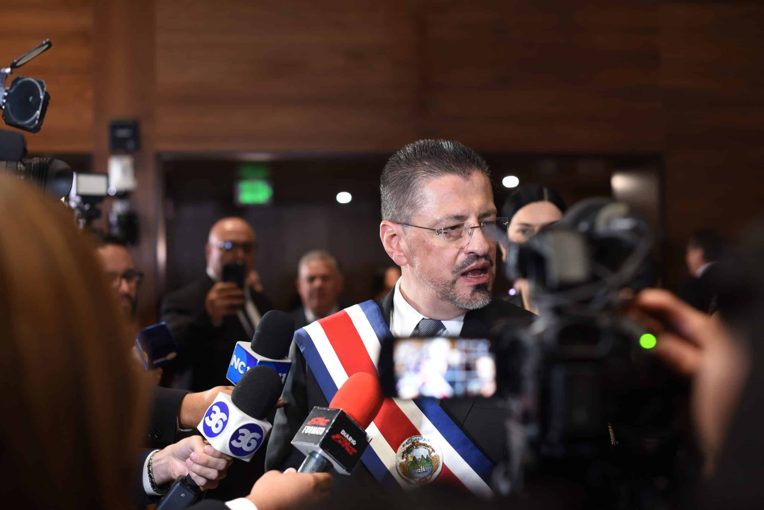 El presidente advierte alternativas de posibles informes en el comité legislativo: «Si me llaman, entonces estaré feliz»

 – Reporte Tico