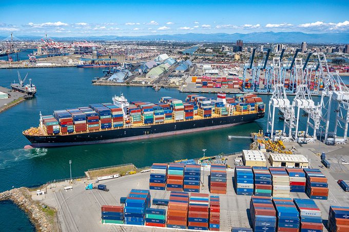 Los trabajos en el puerto de los Estados Unidos más grande se reducen a la mitad en medio de las tensiones arancelas

 – Reporte Tico