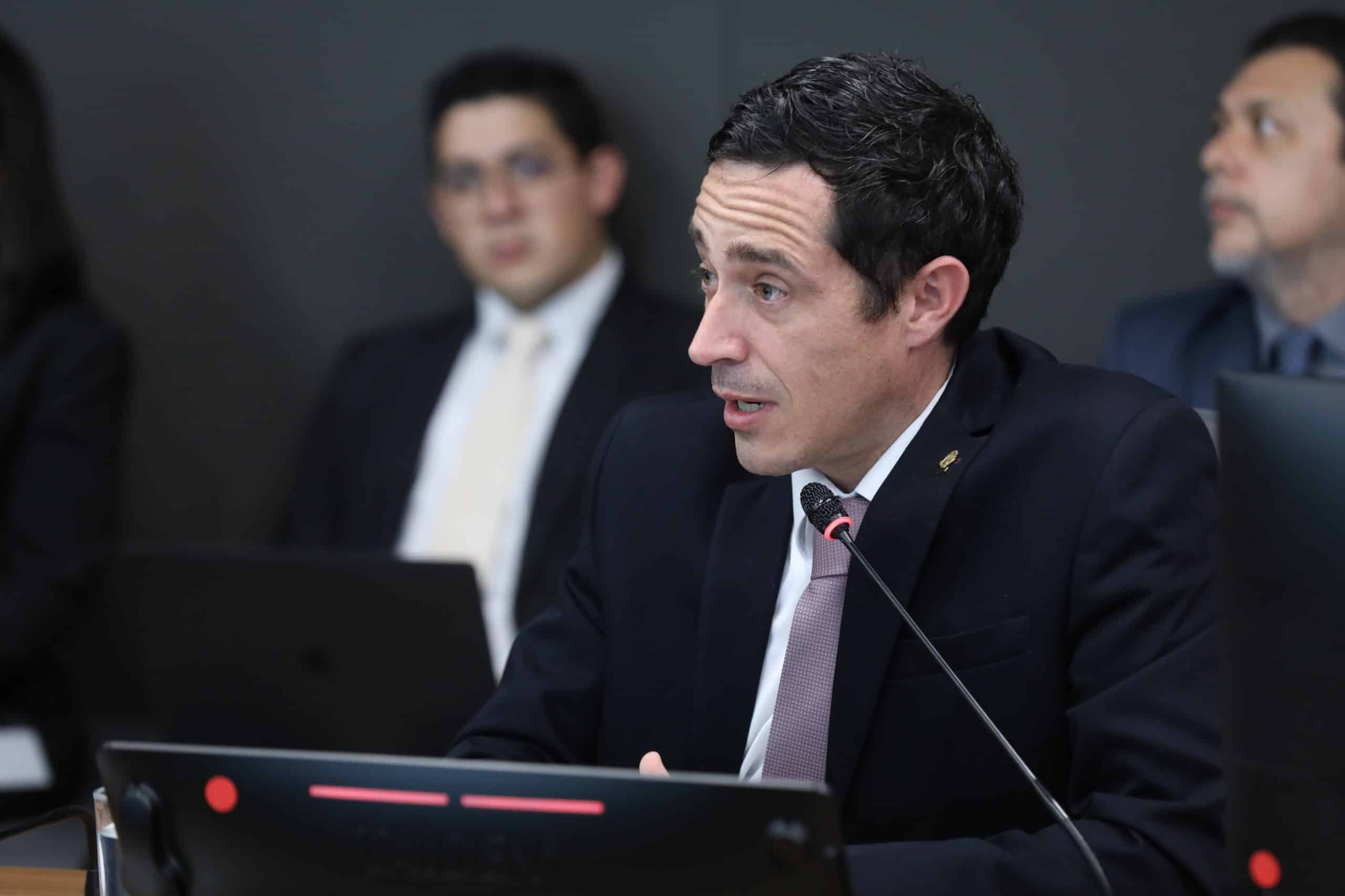 El Comité Legislativo acuerda investigar el posible seguimiento de DIS y UEI a suplentes

 – Reporte Tico