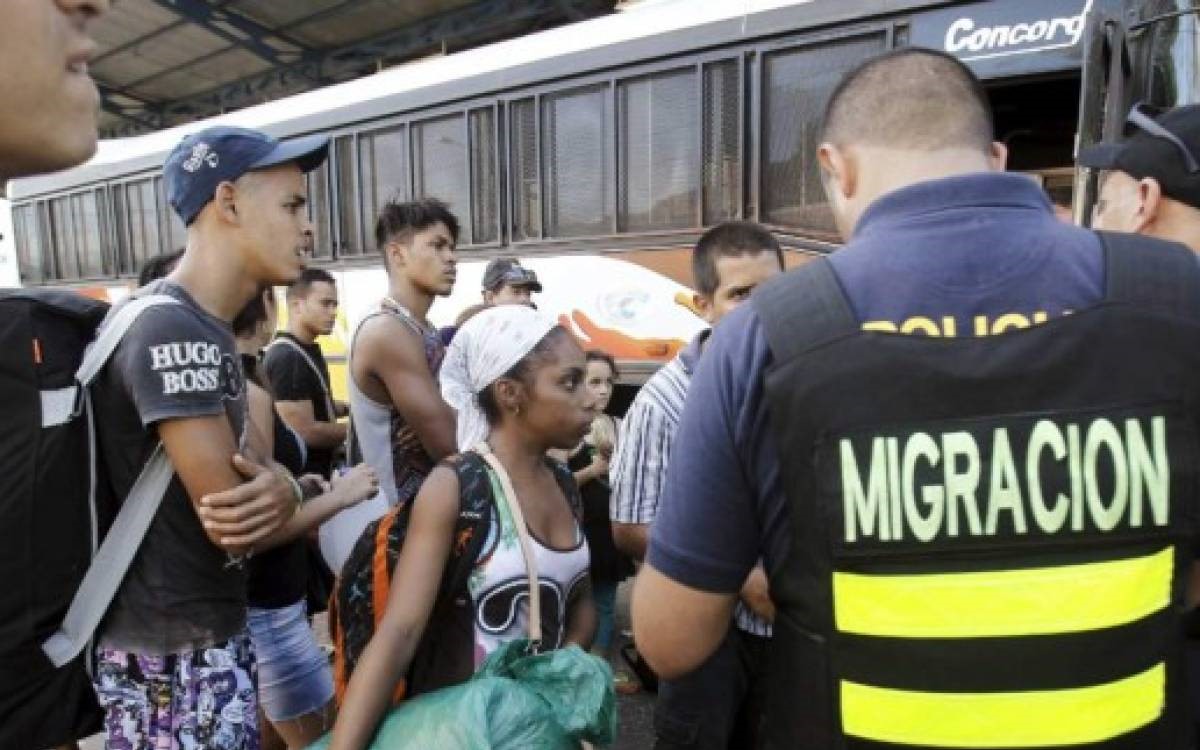 Ticos divididos en el refugio de los migrantes

 – Reporte Tico