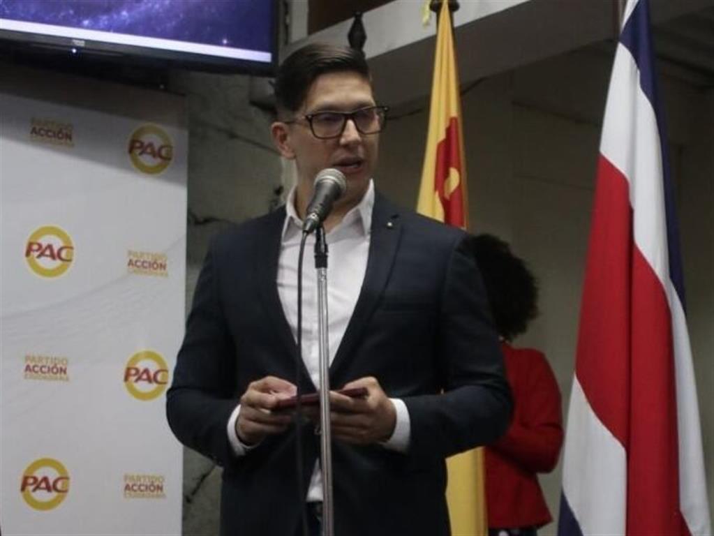 El líder del PAC advierte sobre la desaparición del partido

 – Reporte Tico