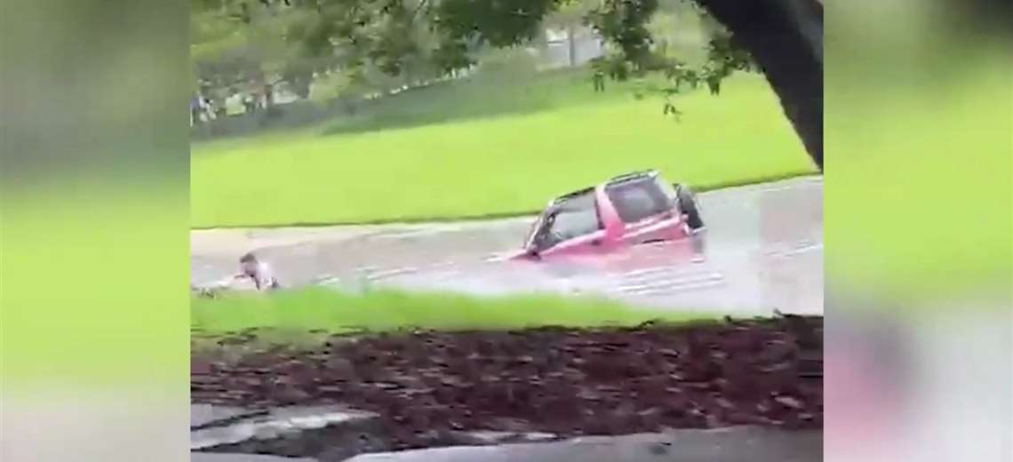 Video: El automóvil sale de la calle y termina en medio del lago del Parque La Paz

 – Reporte Tico