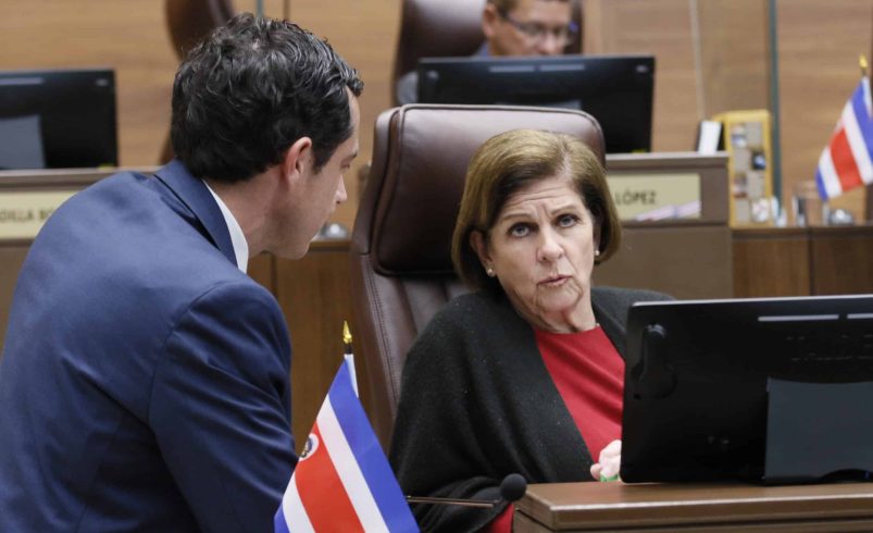 Pilar Cisneros llama «engaño» a suplentes que afirman ser perseguidos por el gobierno

 – Reporte Tico