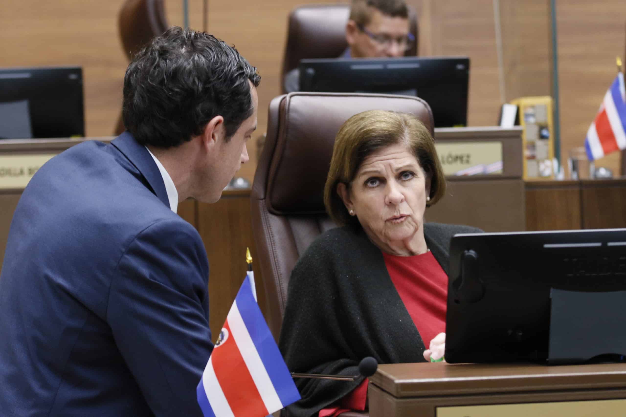 Pilar Cisneros llama «engaño» a suplentes que afirman ser perseguidos por el gobierno

 – Reporte Tico