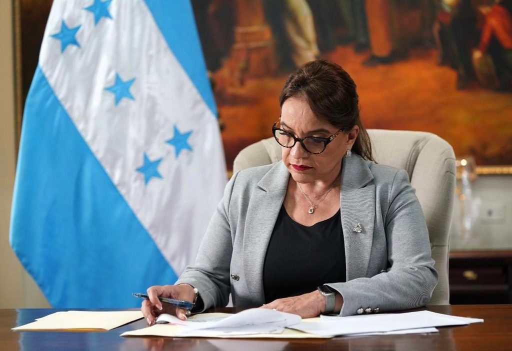 El presidente de Honduras participará en la cumbre de la ONU para el desarrollo en España

 – Reporte Tico