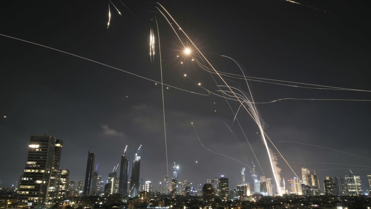 Trump apoya las acciones israelíes en medio de la intensificación del conflicto con Irán

 – Reporte Tico