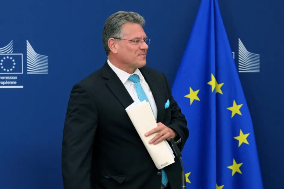 La UE excluye a las compañías chinas de licitaciones del equipo médico.

 – Reporte Tico