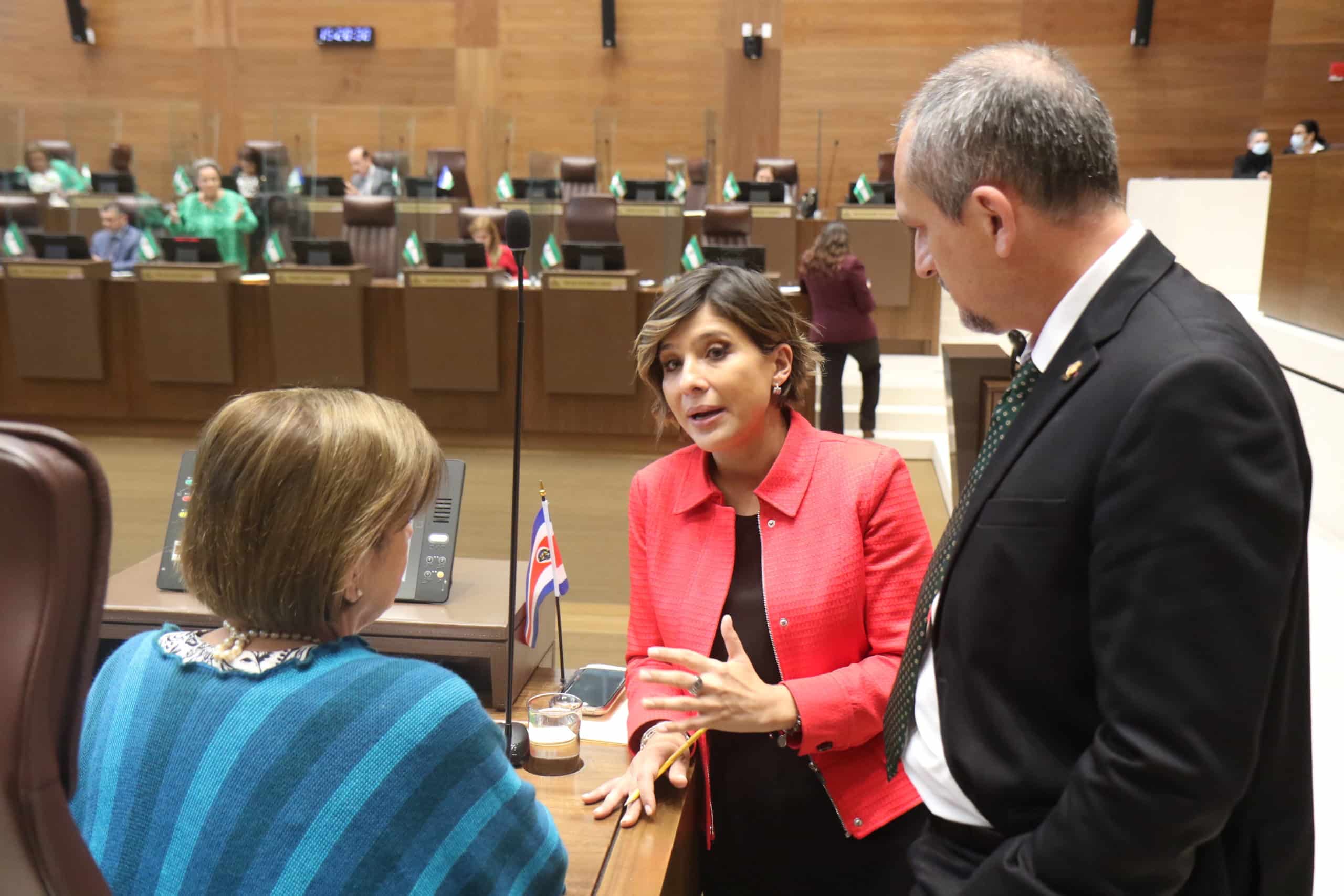 Fue posible extender la discusión de la Conferencia 4-3 hasta diciembre; Chaves y suplentes se enseñan entre sí

 – Reporte Tico