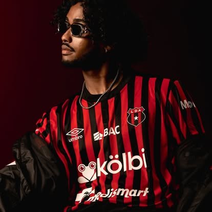 Umbro y Alajuelense revelan el uniforme que conmemora un siglo de rayas rojas y negras

 – Reporte Tico