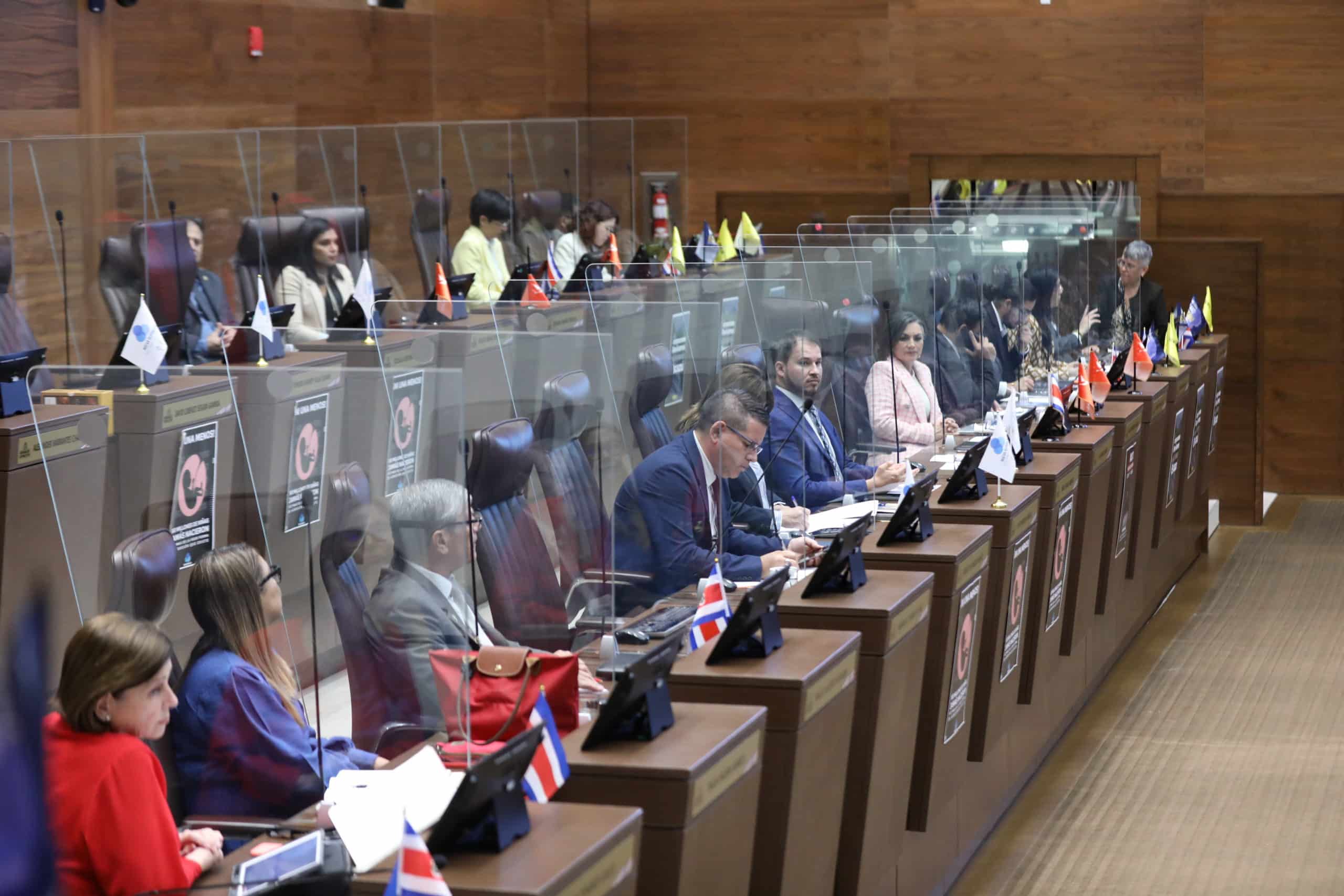 La oposición llama a Charlatana, que carece de gravedad y gobierno inútil y el partido gobernante

 – Reporte Tico