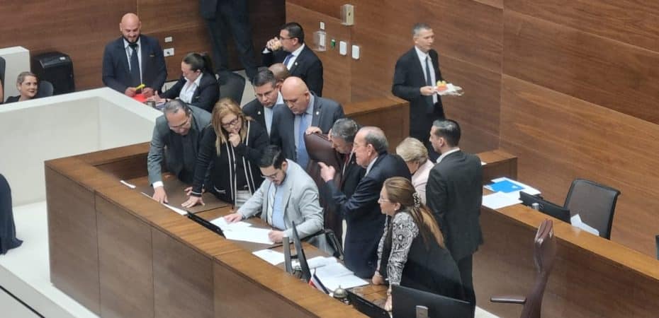 Diputados de PLN, Frente Amplio y el partido gobernante definirán si plantean la privacidad del presidente Rodrigo Chaves

 – Reporte Tico