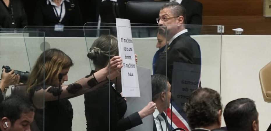 Un ejecutivo especial con tres suplentes definirá si se plantea la privacidad para el presidente Rodrigo Chaves

 – Reporte Tico