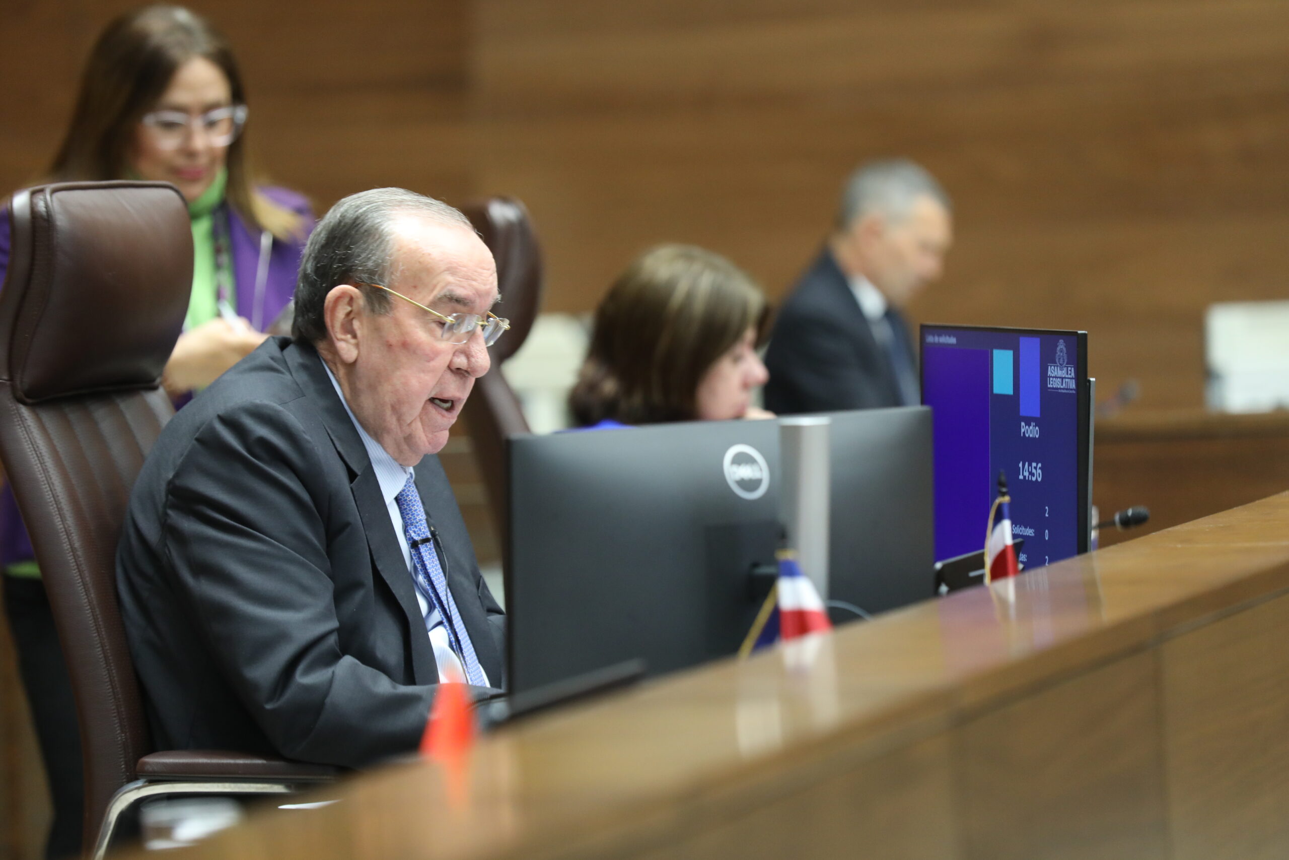 Chaves se distrae 4/3 días y se alistó en la agenda legislativa

 – Reporte Tico