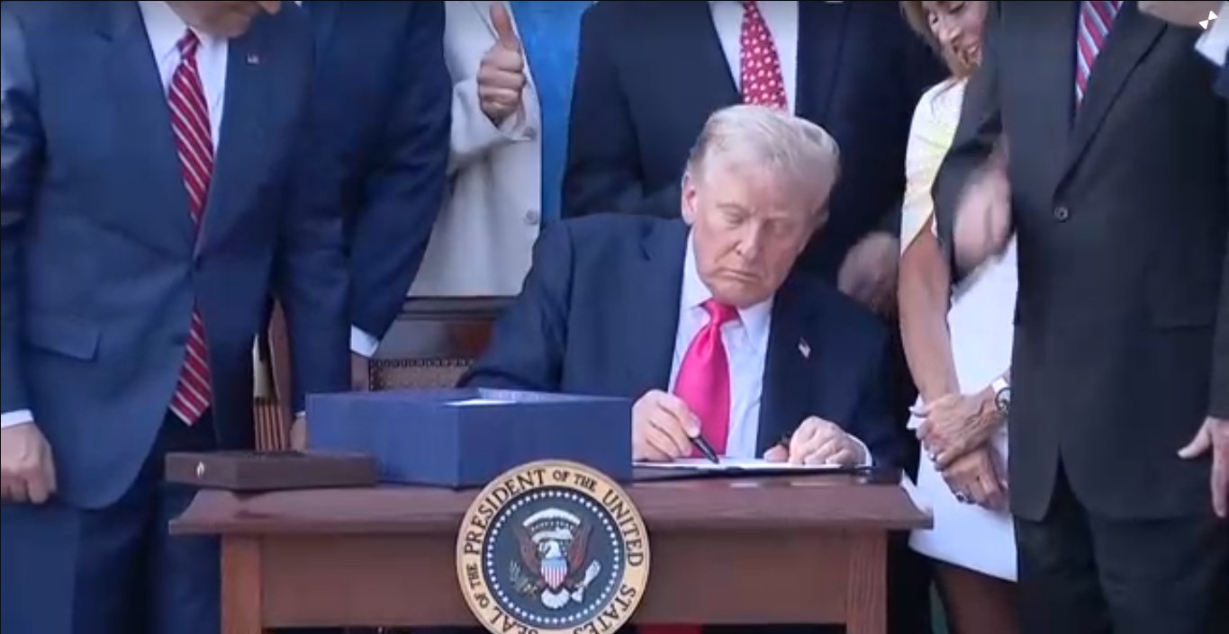 Trump sanciones de sus impuestos y gastos «una gran cuenta hermosa»

 – Reporte Tico