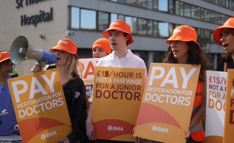 Los médicos en Inglaterra pueden ser declarados una huelga salarial baja

 – Reporte Tico