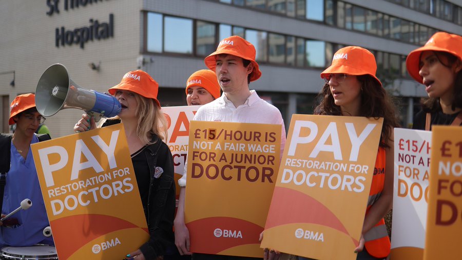 Los médicos en Inglaterra pueden ser declarados una huelga salarial baja

 – Reporte Tico