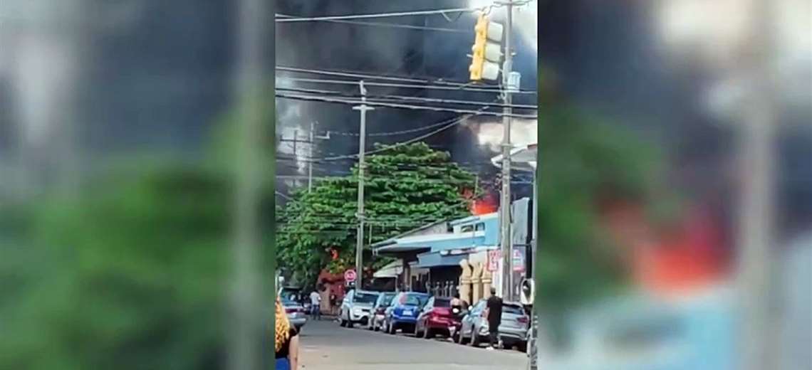 Video: Flames envuelve una casa en Puntarenas

 – Reporte Tico