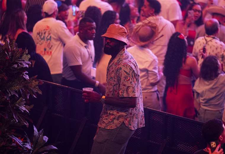 Bad Bunny atrae a miles de sus compatriotas a su serie de conciertos históricos en Puerto Rico

 – Reporte Tico