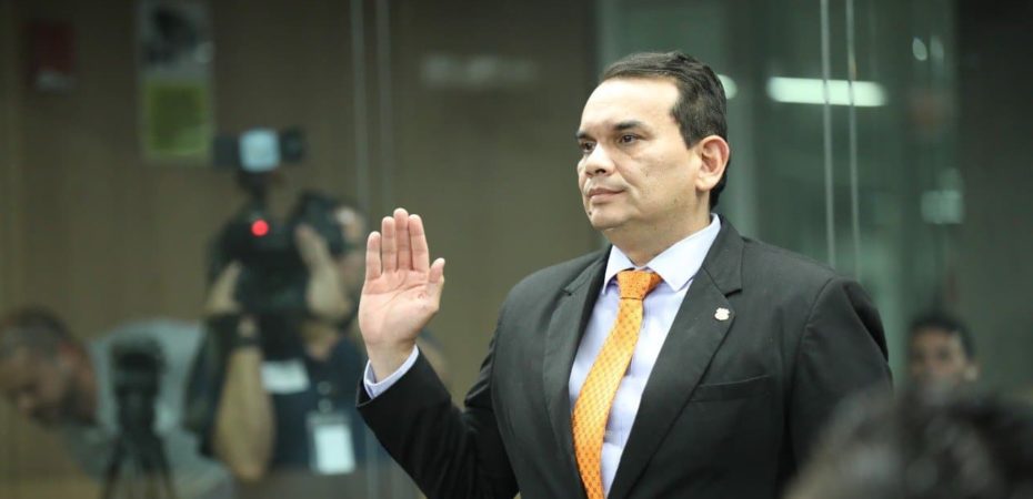 Randall Zúñiga ver Oij contra ataques

 – Reporte Tico