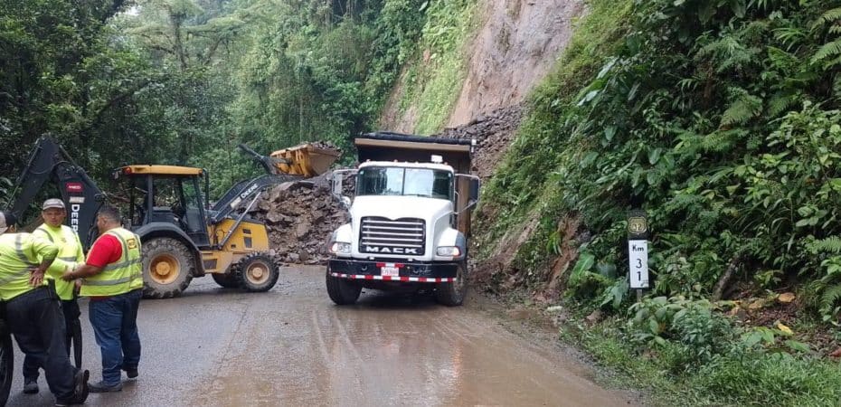 Chaves pide que el Ministro del Medio Ambiente escriba un proyecto de ley para intervenir en el Parque Nacional y evitar deslizamientos de tierra en la Ruta 32

 – Reporte Tico
